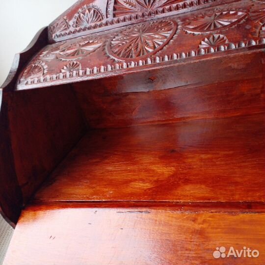 Резная деревянная хлебница ручной работы