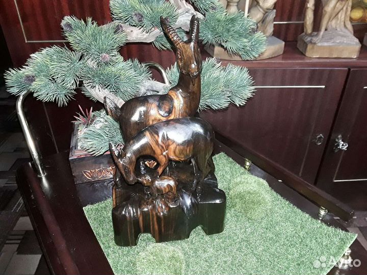 Деревянная статуэтка