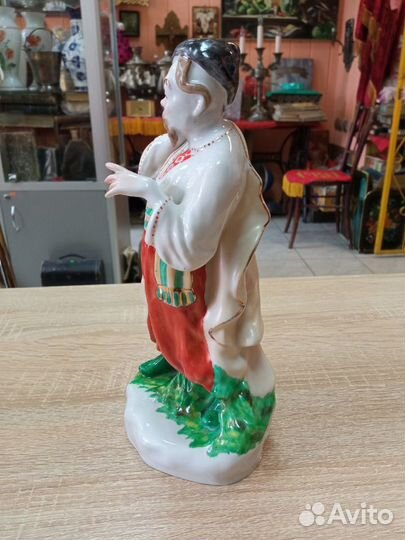 Фарфоровая статуэтка 