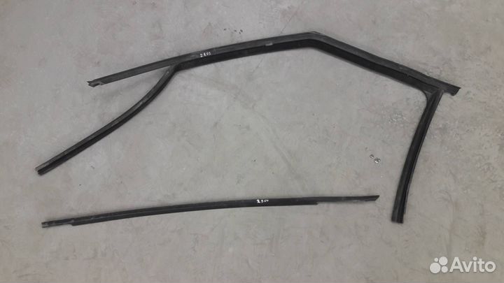 Направляющая стекла передней левой Skoda Fabia