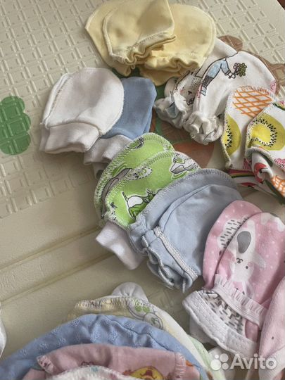 Чепчики и антицарапки на малышку