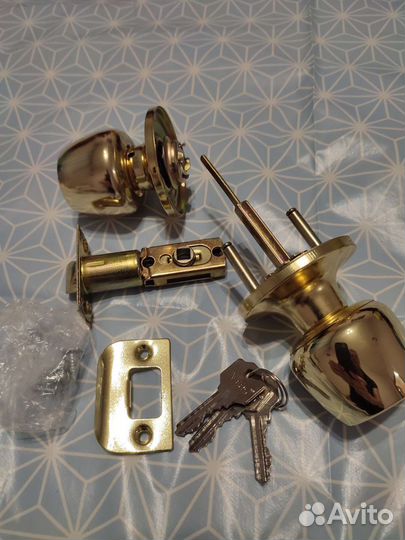 Дверная ручка Avers с замком и защёлкой