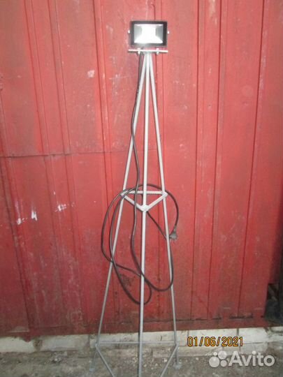 Прожектор на штативе