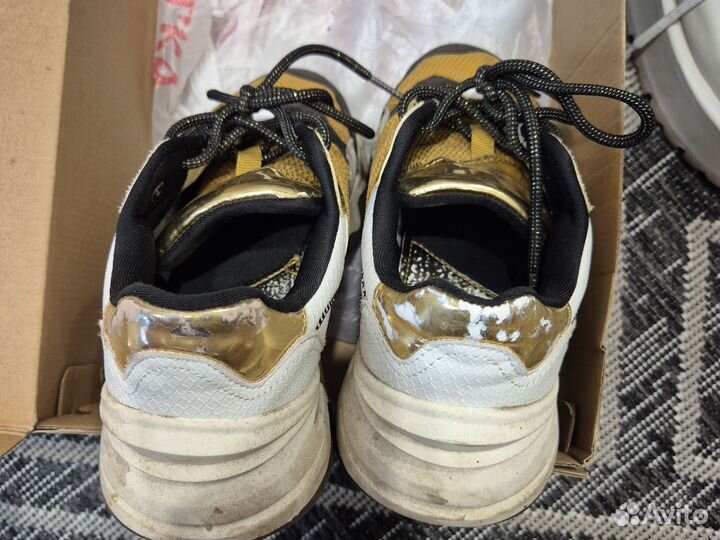 Кроссовки женские