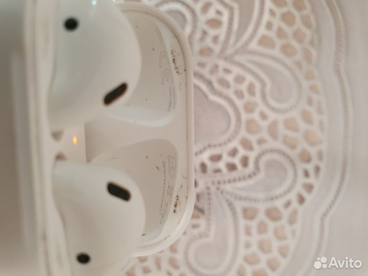 Продаю кейс 2 для airpods, б/у, оригинал
