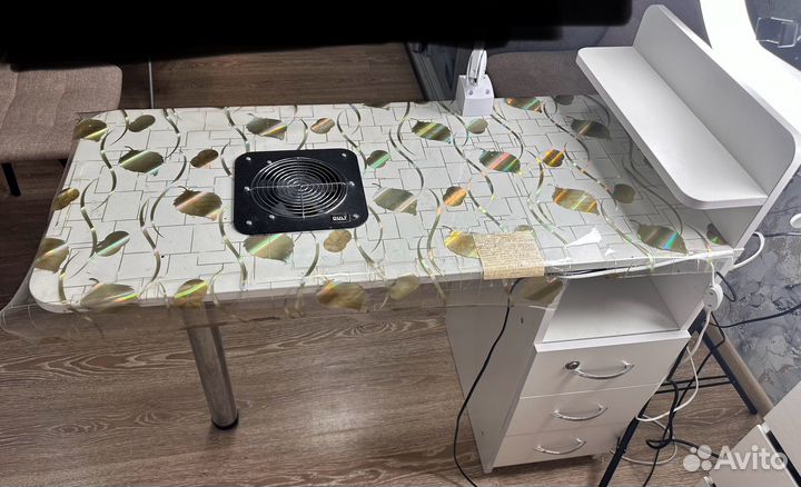 Маникюрный стол с вытяжкой