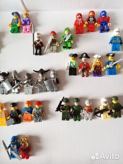 Фигурки из конструкторов (не Лего) в кейсе