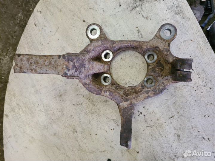 Кулак поворотный передний левый Nissan Juke F15