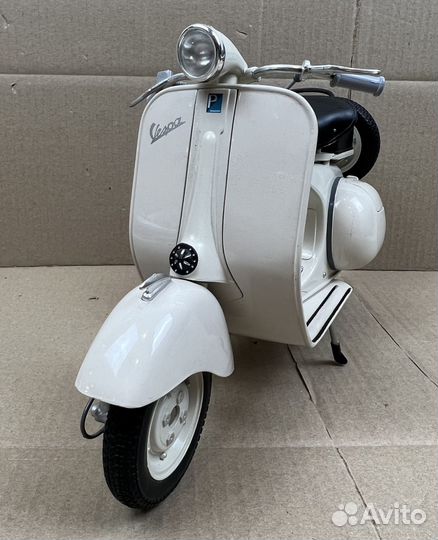 Модель скутера Vespa 150 1955 г 1:6