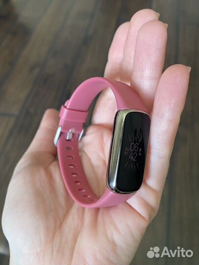 Fitbit Luxe розовый фитнес-браслет трекер
