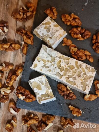 Батончик из нуги с грецким орехом в шоубоксе