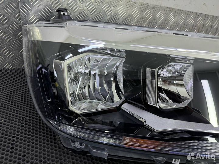 Фара правая Volkswagen Crafter 2 2023 7C2941006