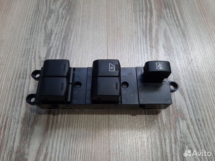 Блок кнопок стеклоподъемников Nissan tiida Лев