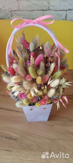 Кашпо-корзинка с сухоцветами, лавандой