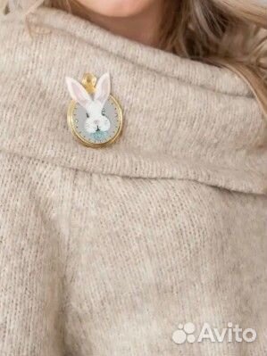 Брошь кролик из Зазеркалья акрил