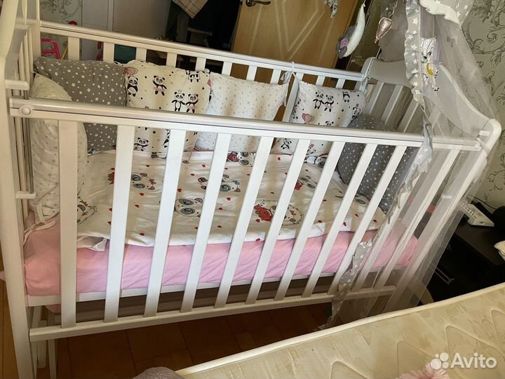 Детская кроватка с маятником и матрасом