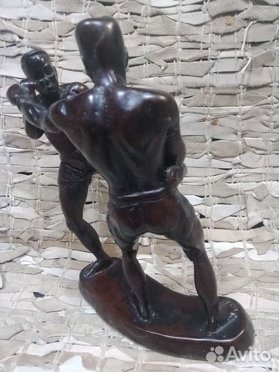 Для любителей единоборств. Статуэтка привозная