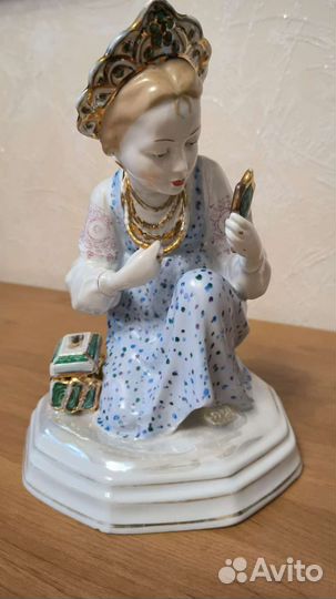 Фарфоровая статуэтка 