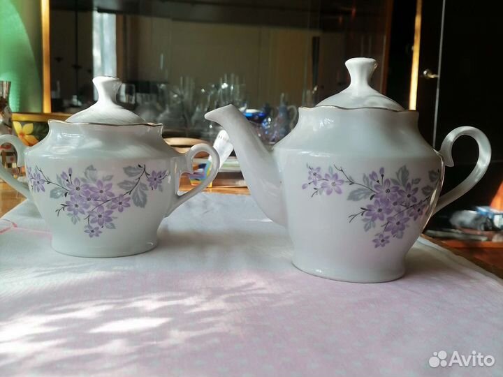 Заварочный чайник и сахарница