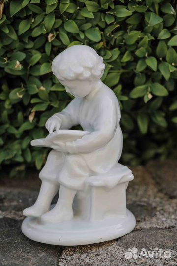 Фарфоровая статуэтка 