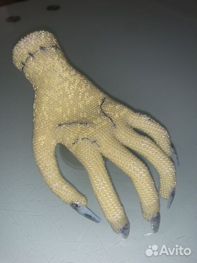 Брошь Рука вещь уэнсдэй