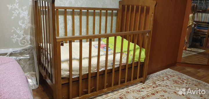 Детская кроватка с поперечным маятником