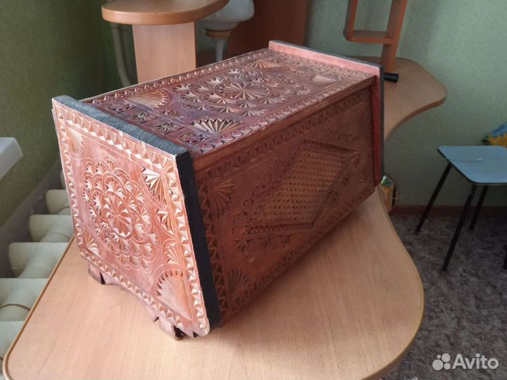 Хлебница деревянная резная