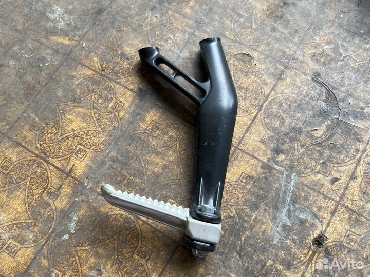 Подножка задняя правая Yamaha R1 2015+