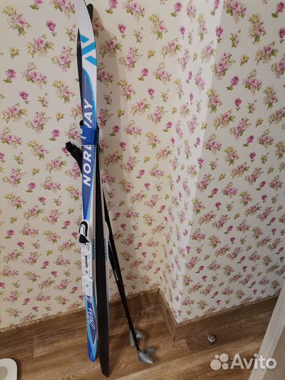 Лыжи и палки к ним