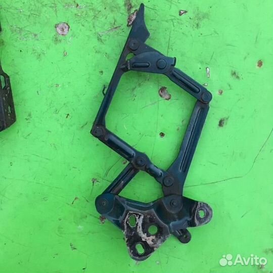 Петля капота Вольво 940