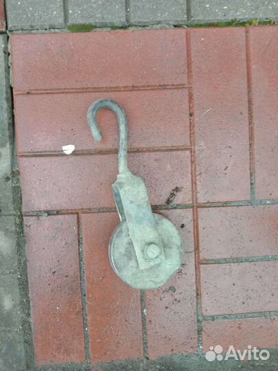 Ролик с крюком d 100 мм