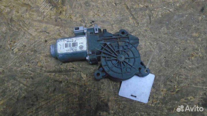 Моторчик стеклоподъемника задний правый Volkswagen