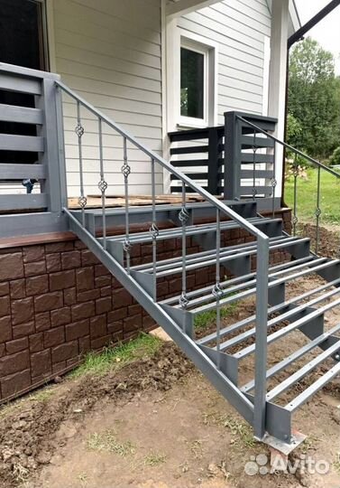 Лестница на металлокаркасе закрытого типа