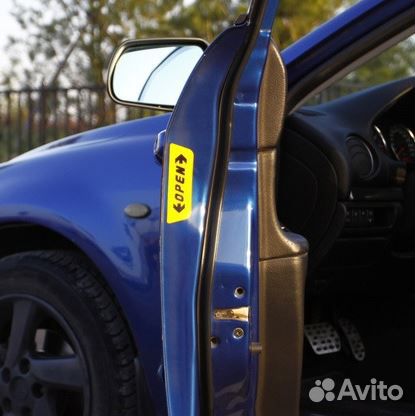 Светоотражающие наклейки на дверь авто 
