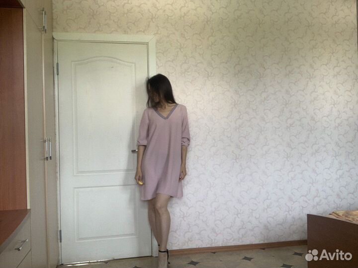 Платье розовое с вырезом 42 S