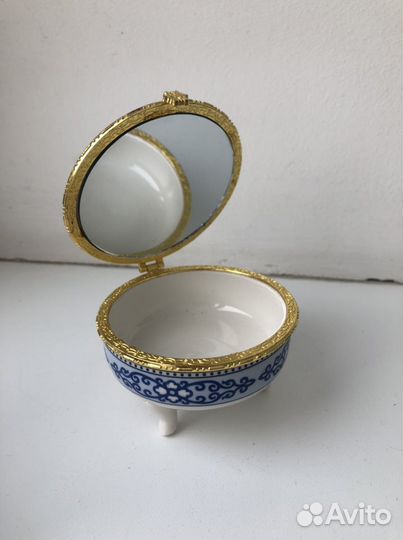 Керамическая шкатулка, чашечка с блюдцем, солонка