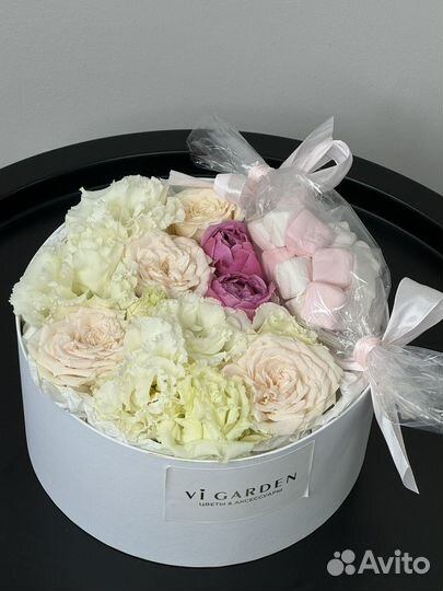 Коробка с цветами и зефиром