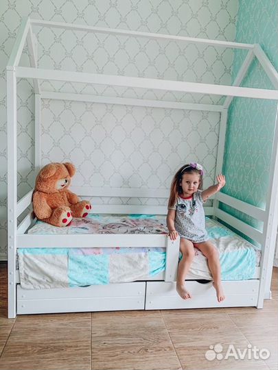 Кровать домик из массива