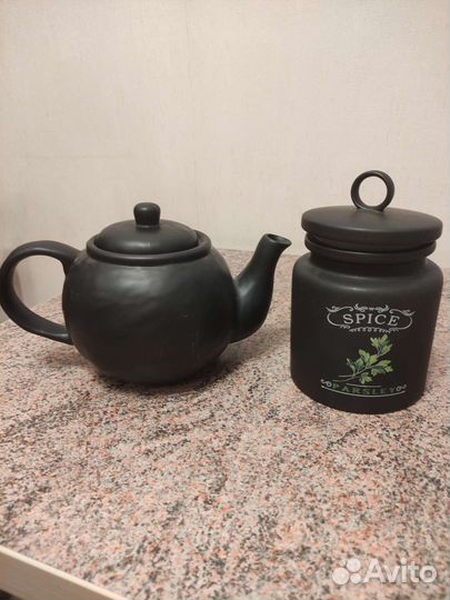 Заварочный чайник и банка для сыпучих продуктов