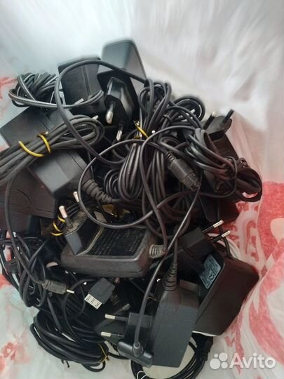 Зарядные устройства для телефонов и лягушка