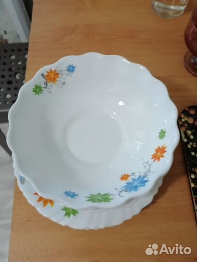 Тарелки и глубокие чашки