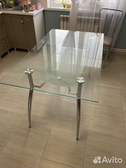 Кухонный стол стеклянный