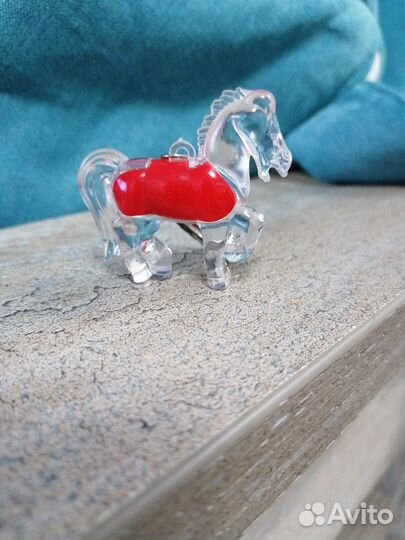 Брелок белая лошадь подарок