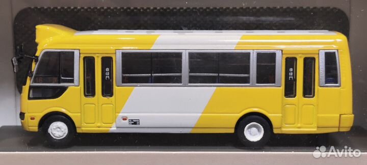 Автобус Toyota Coaster жёлто-белый микроавтобус