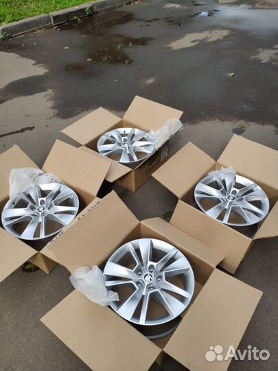 Skoda Triton Everest Silver Оригинал R17