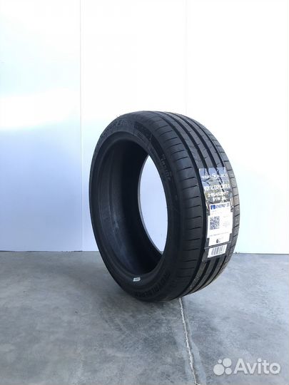 Royal Black Royal Explorer II 215/45 R17 91W