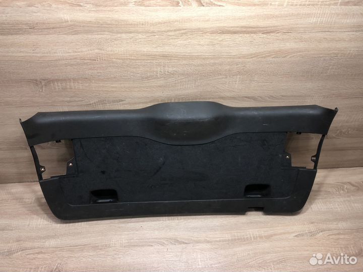 Обшивка крышки багажника Volkswagen Touareg 2004