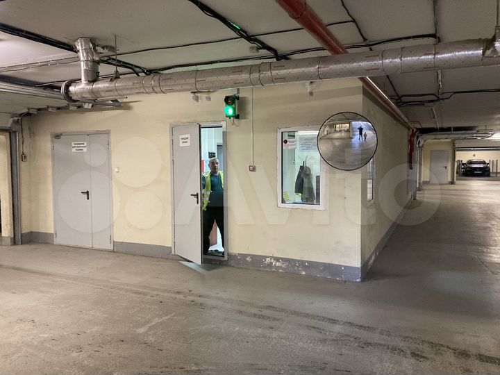 Машиноместо, > 30 м²