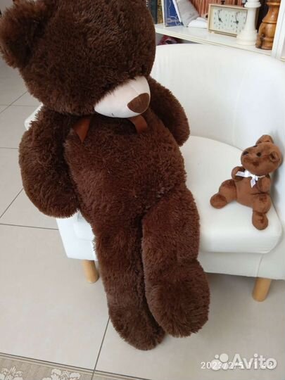 Плюшевый большой медведь и белка