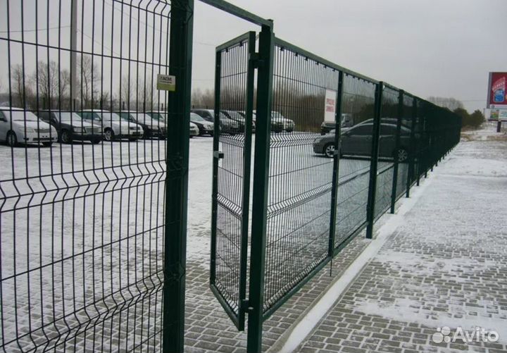Забор металлический с металлическими столбами каче